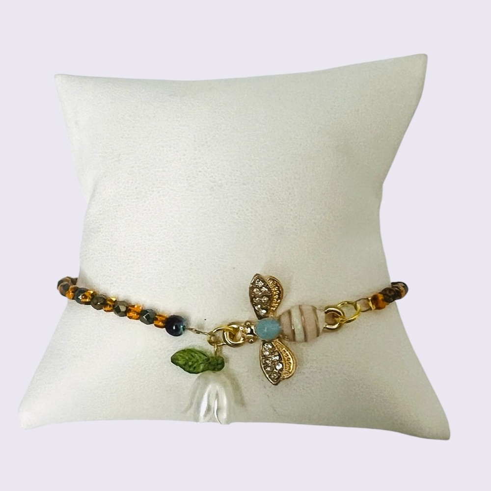 Gold tone Bee Charm Beaded Bracelet with a white flower
